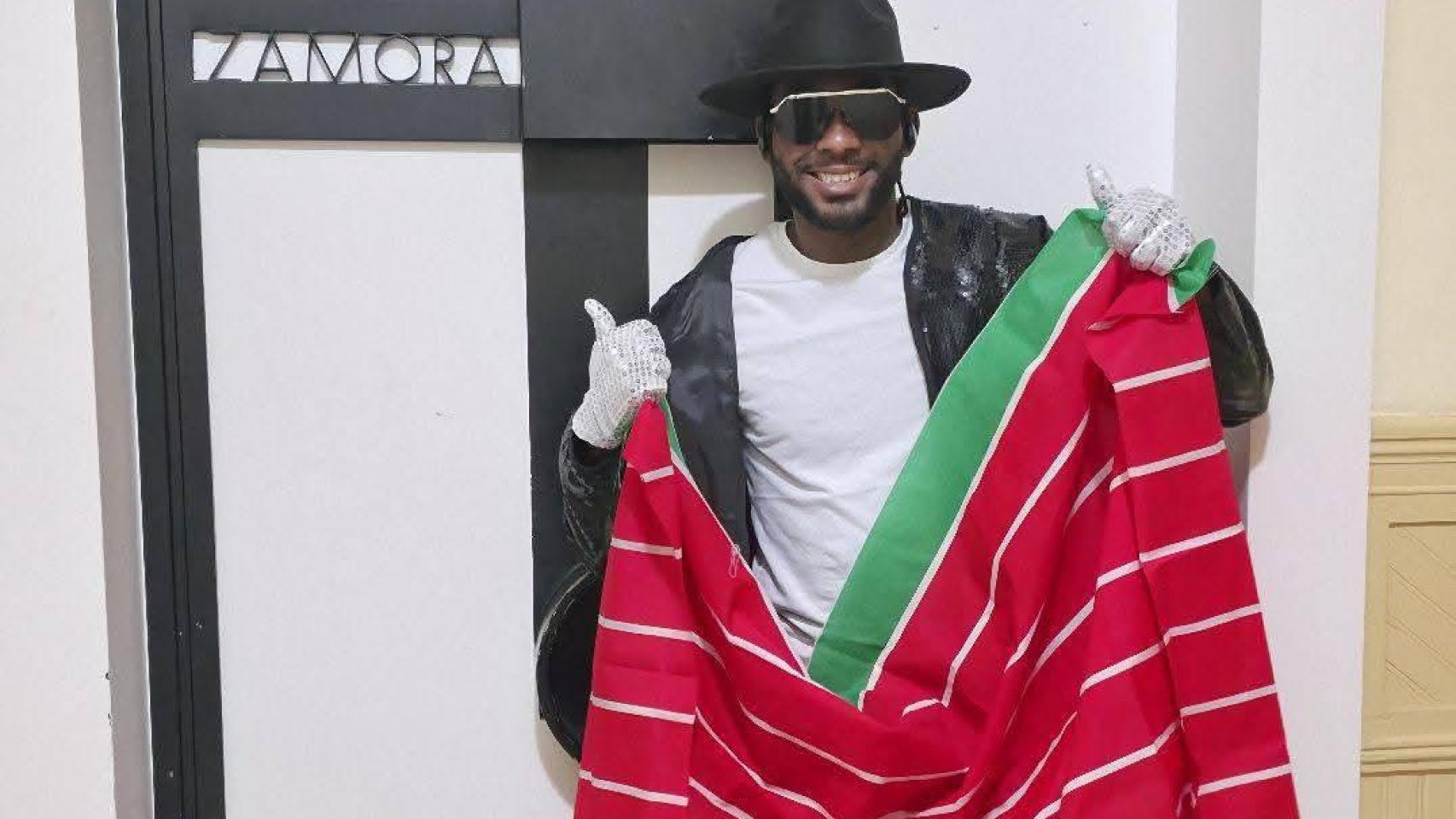Emmanuel, 'El Negro de Zamora' posando con la bandera zamorana en la Casa de Zamora en Madrid.
