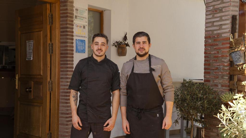 José Miguel Marín, a la derecha de la imagen, junto a su hermano.