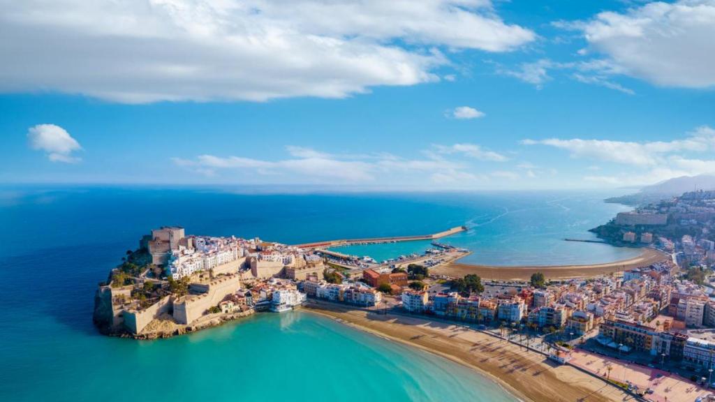 Vista aérea de la playa de Peñíscola.