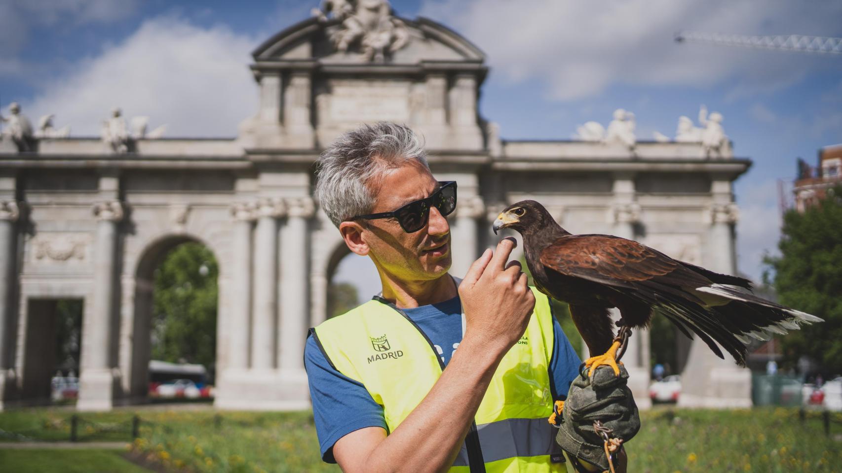 David Gil junto a su águila Tomás