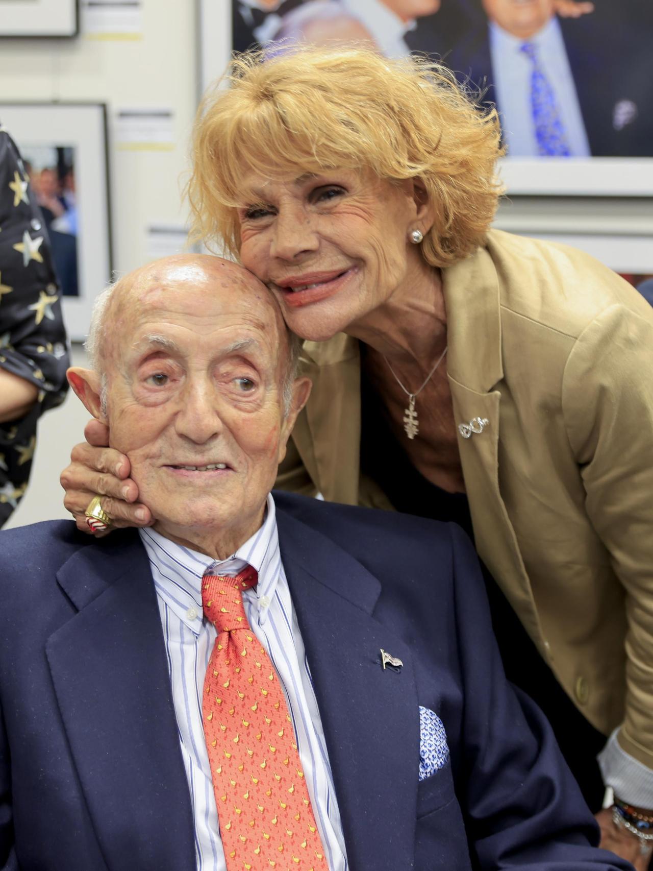 Lucio posando con Rosa Valenty, el día de la inauguración de su exposición.