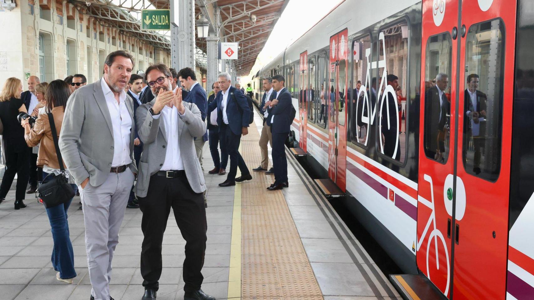 El ministro de Transportes, Óscar Puente junto a Álvaro Fernández Heredia, presidente de Renfe, durante las pruebas en abril de 2026 de los nuevos trenes de Stadler para Cercanías Madrid.