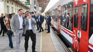 El ministro de Transportes, Óscar Puente junto a Álvaro Fernández Heredia, presidente de Renfe, durante las pruebas en abril de 2026 de los nuevos trenes de Stadler para Cercanías Madrid.