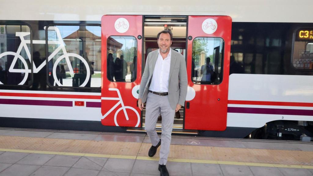 El ministro de Transportes, Óscar Puente durante las pruebas en abril de 2026 de los nuevos trenes de Stadler para Cercanías Madrid.