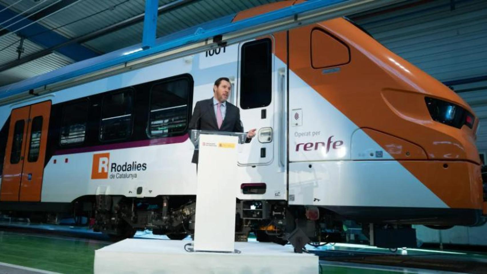 Óscar Puente, ministro de Transportes, en su visita a la fábrica de Alstom en enero de 2025 donde se fabrican los trenes de Rodalies.