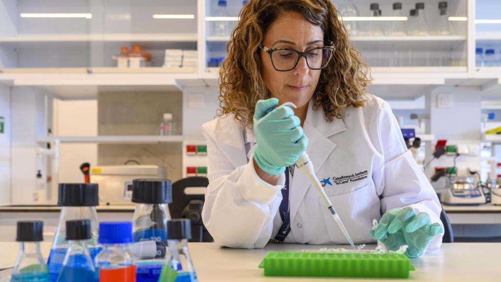Una mujer trabaja en el CaixaResearch Institute.