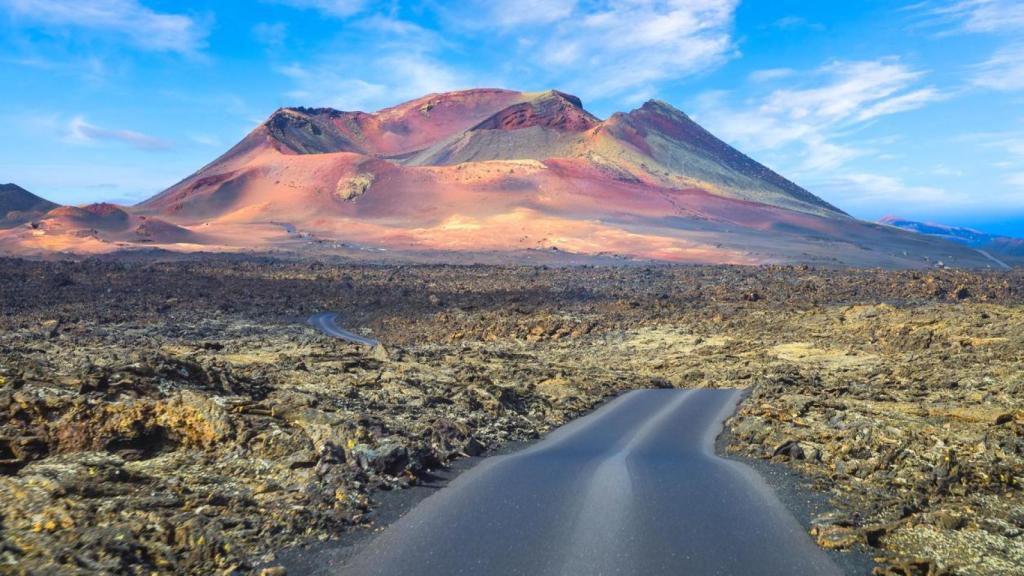 Paisaje volcánico del Parque Nacional de Timanfaya en la isla de Lanzarote