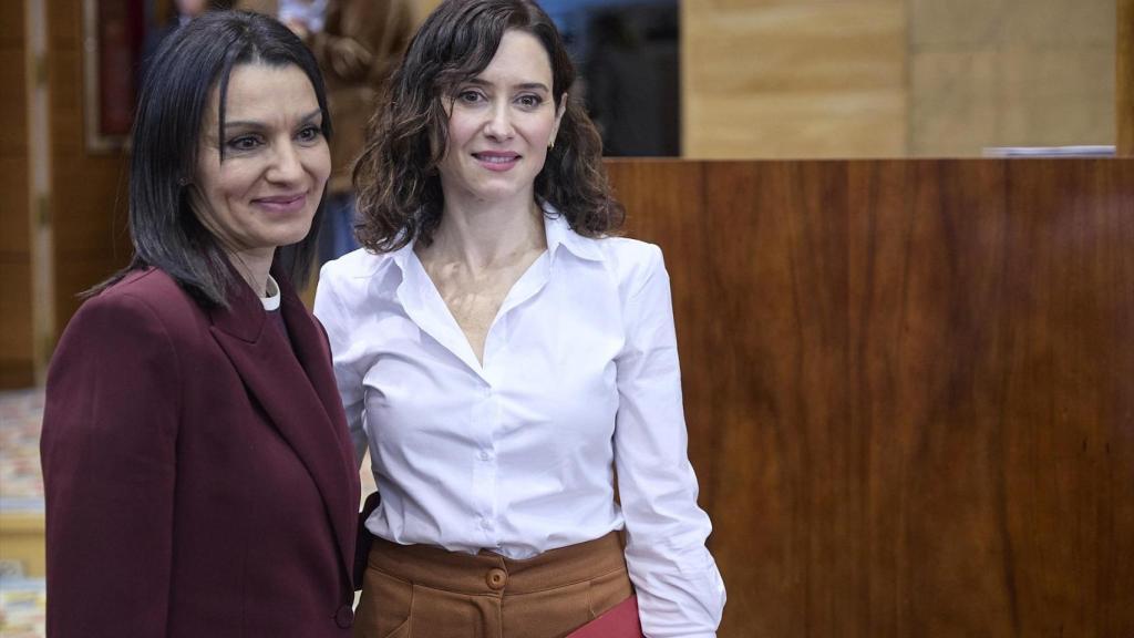 La presidenta de la Comunidad de Madrid, Isabel Díaz Ayuso (d), con la nueva consejera de Educación, Ciencia y Universidades de la Comunidad de Madrid, María Mercedes Zarzalejo.