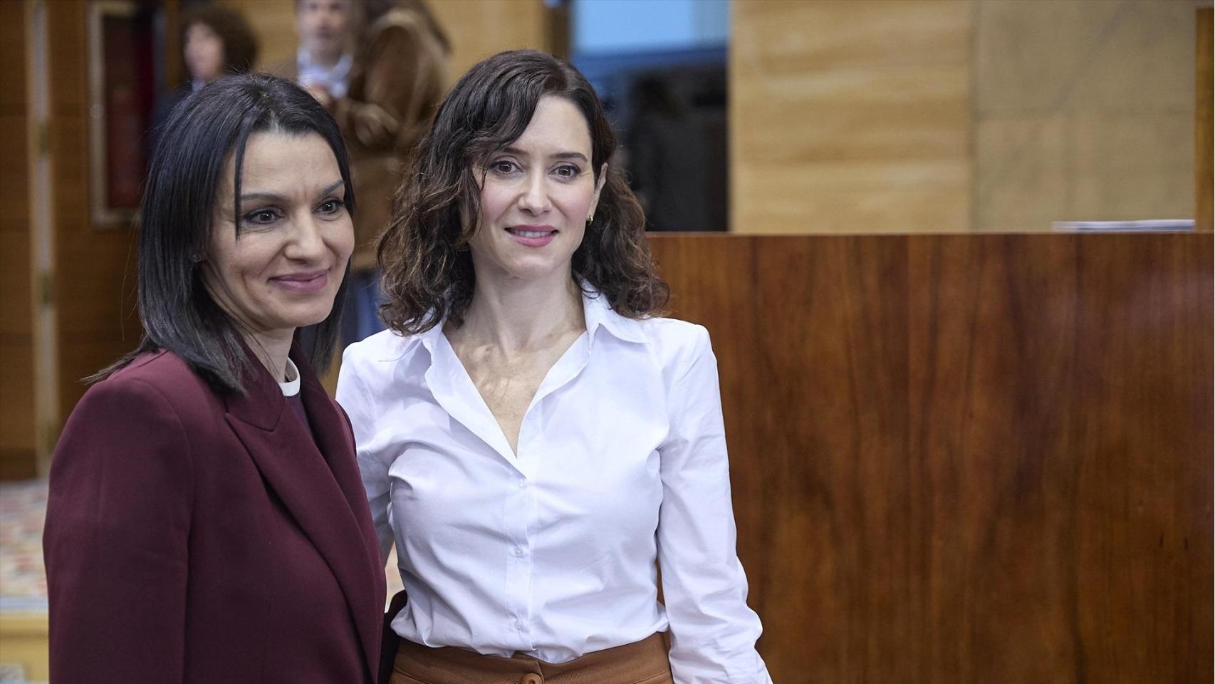 La presidenta de la Comunidad de Madrid, Isabel Díaz Ayuso (d), con la nueva consejera de Educación, Ciencia y Universidades de la Comunidad de Madrid, María Mercedes Zarzalejo.