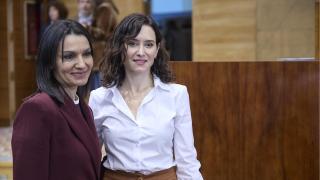 La presidenta de la Comunidad de Madrid, Isabel Díaz Ayuso (d), con la nueva consejera de Educación, Ciencia y Universidades de la Comunidad de Madrid, María Mercedes Zarzalejo.
