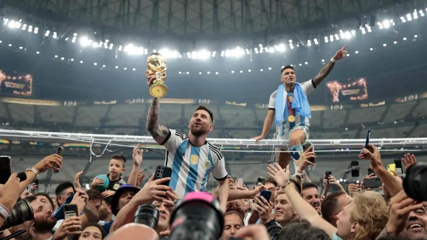 Messi con la Copa del Mundo celebrando con la afición