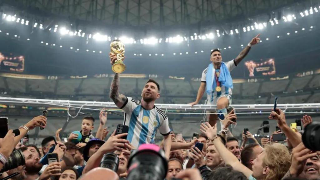 Messi con la Copa del Mundo celebrando con la afición