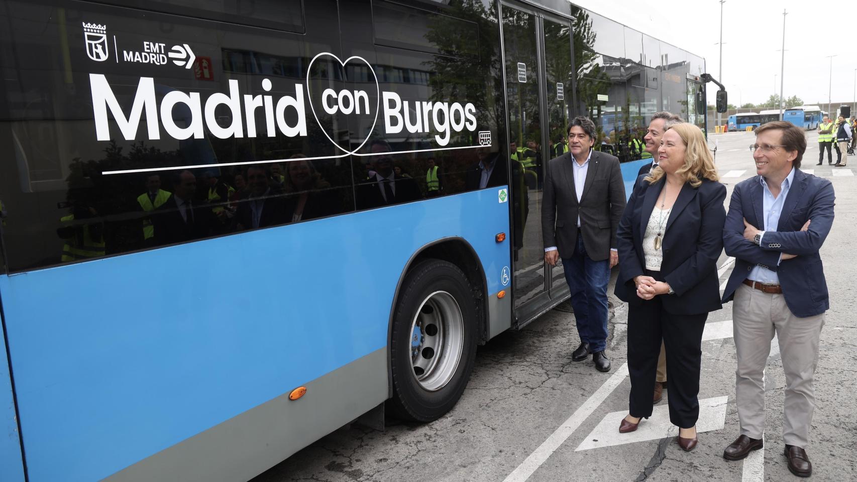 La alcaldesa de Burgos, Cristina Ayala junto al alcalde de Madrid, José Luis Martínez Almeida en el acto de entrega de los 40 autobuses cedidos a la ciudad de Burgos,