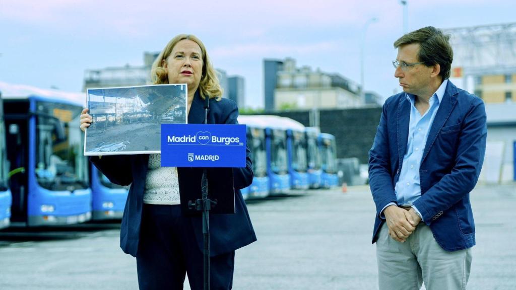 Cristina Ayala junto a José Luis Martínez-Almeida durante el acto de cesión de los 40 autobuses.jpg