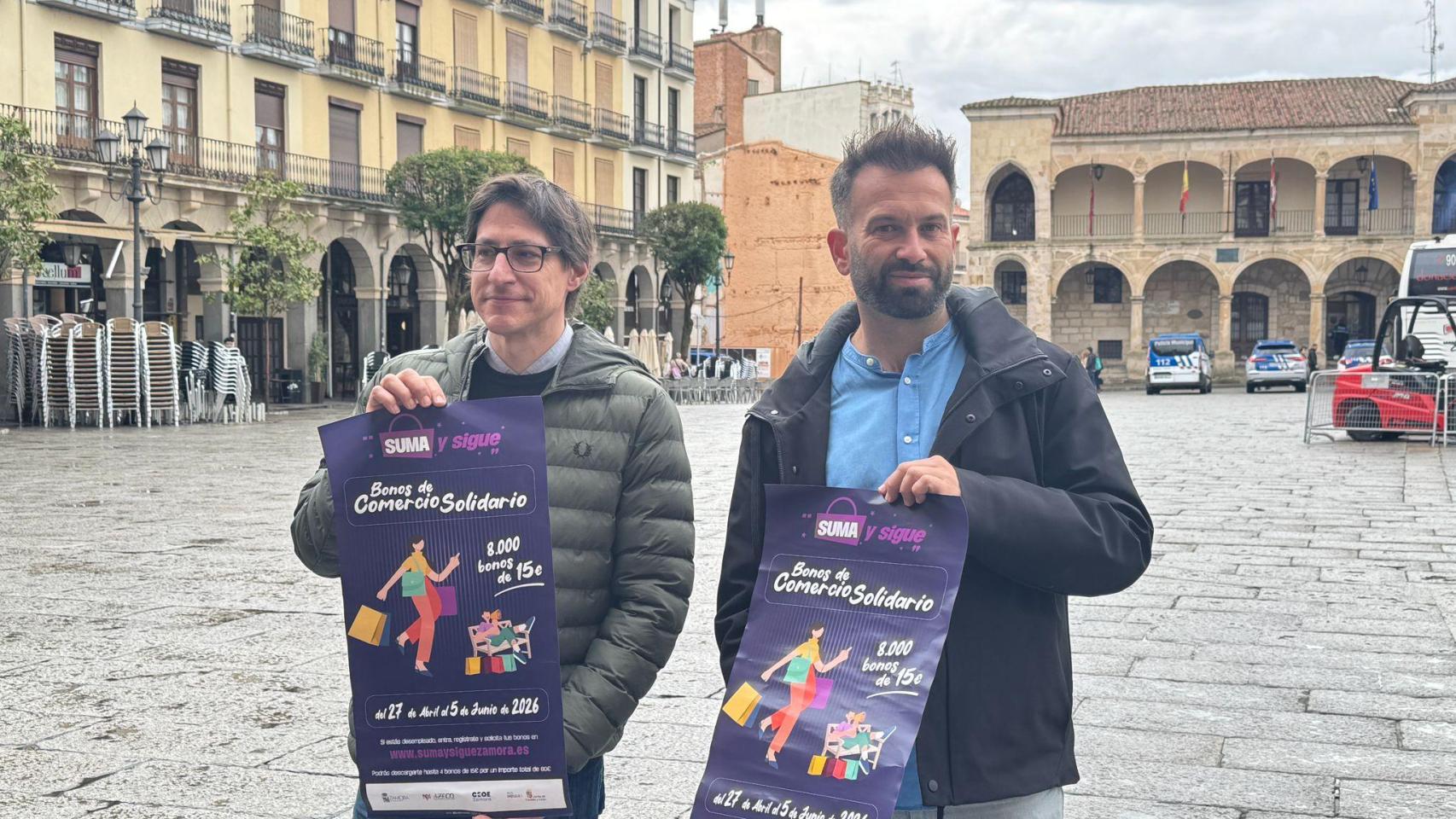 Ruperto Prieto, presidente de Azeco y David Gago, teniente de alcalde del Ayuntamiento de Zamora en la presentación de los Bonos Solidarios al Comercio 2026.