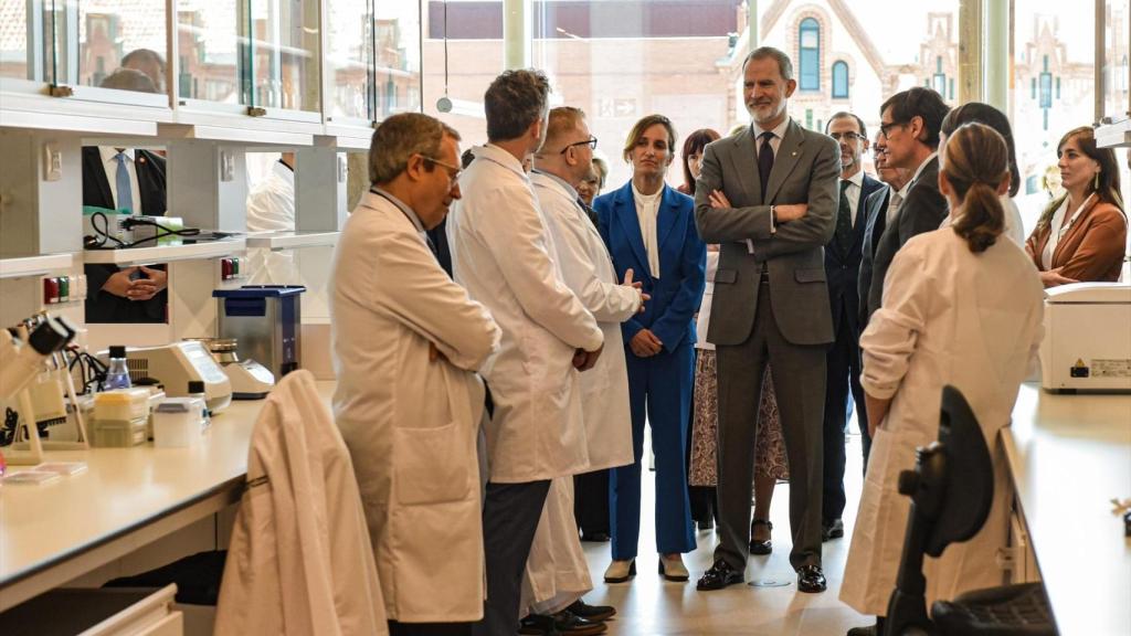 Felipe VI departe con los investigadores del CaixaResearch Institute.