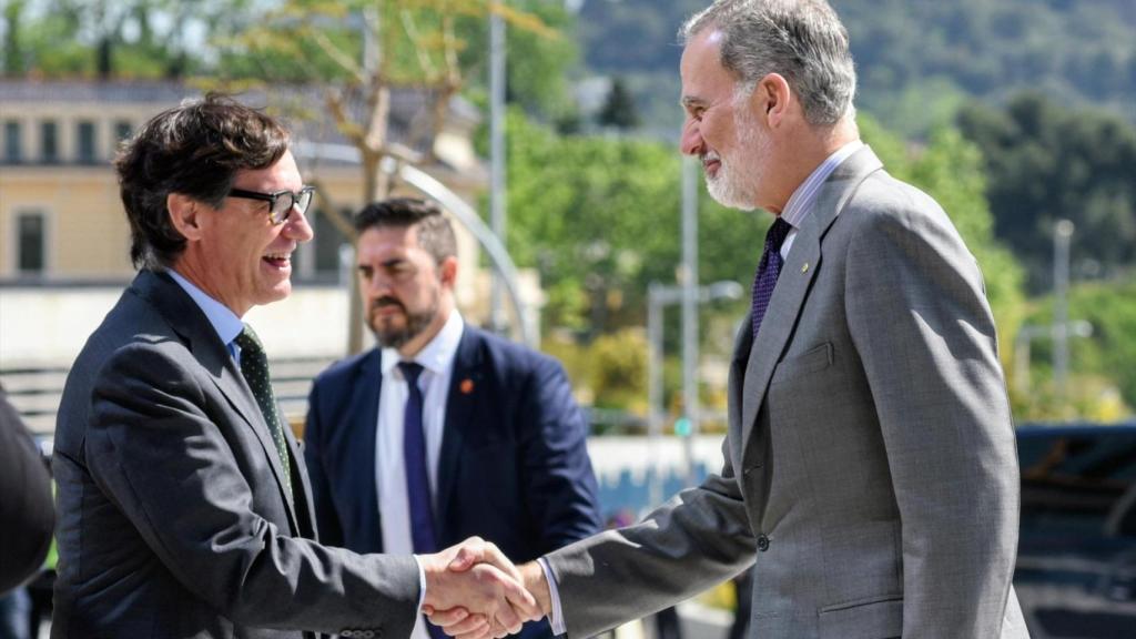 Salvador Illa y Felipe VI se saludan a la entrada del CaixaResearch Institute.