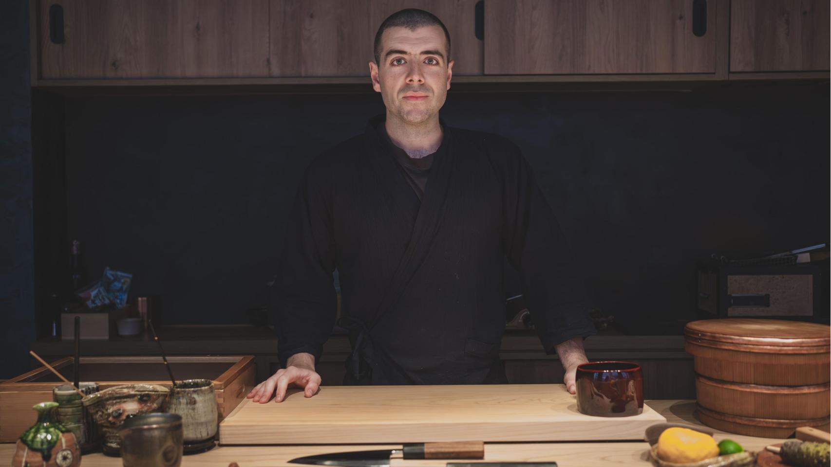 Manuel Arévalo en su barra Yuku.