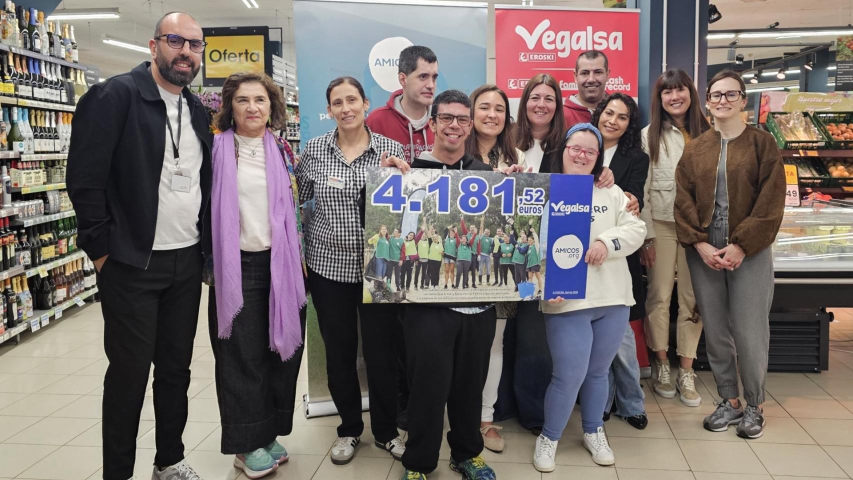 Vegalsa-Eroski y sus clientes donan más de 4.000 euros a Amicos.