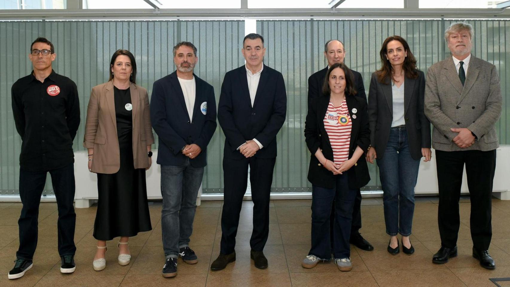El conselleiro de Educación, Ciencia, Universidades e FP, Román Rodríguez, junto a representantes de las organizacións sindicales CCOO, ANPE, UGT y CSIF.