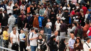 Colas en el recinto ferial de La Farga de L'Hospitalet de Llogrega para solicitar la regularización extraordinaria de migrantes