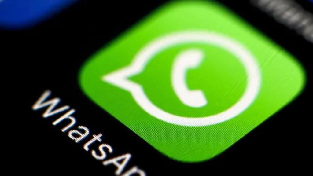 El logotipo de la aplicación de WhatsApp en la pantalla de un móvil.