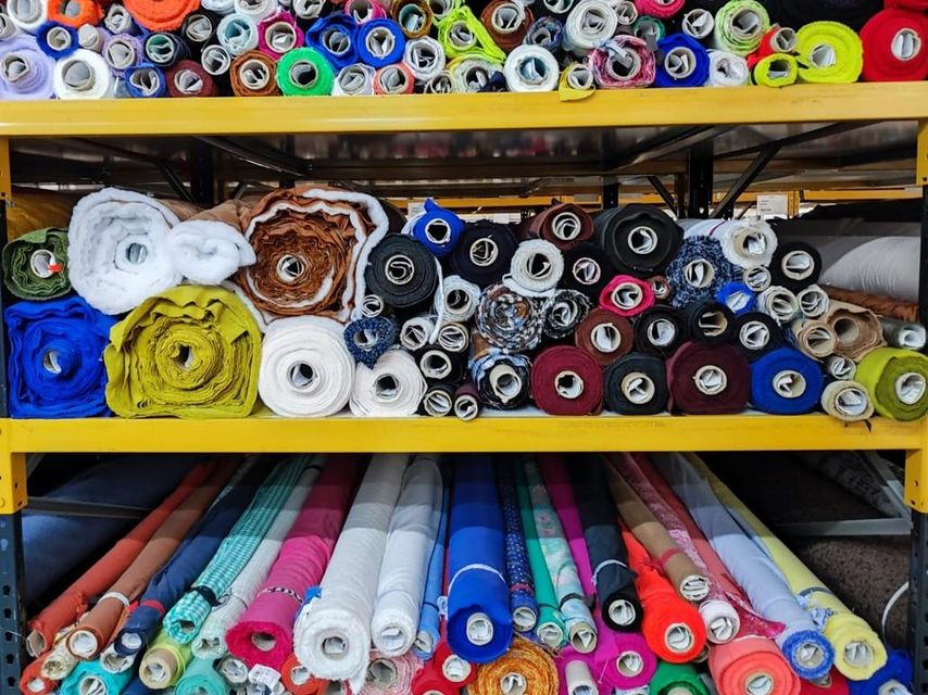 Tejidos para muestras de ropa en la fábrica de Etiem.