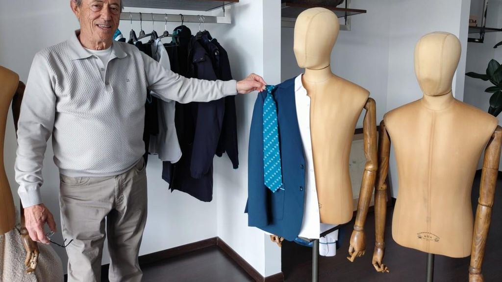 Cañás muestra prendas para personal aeroportuario en un busto en la fábrica de Etiem en Sabón (Arteixo).