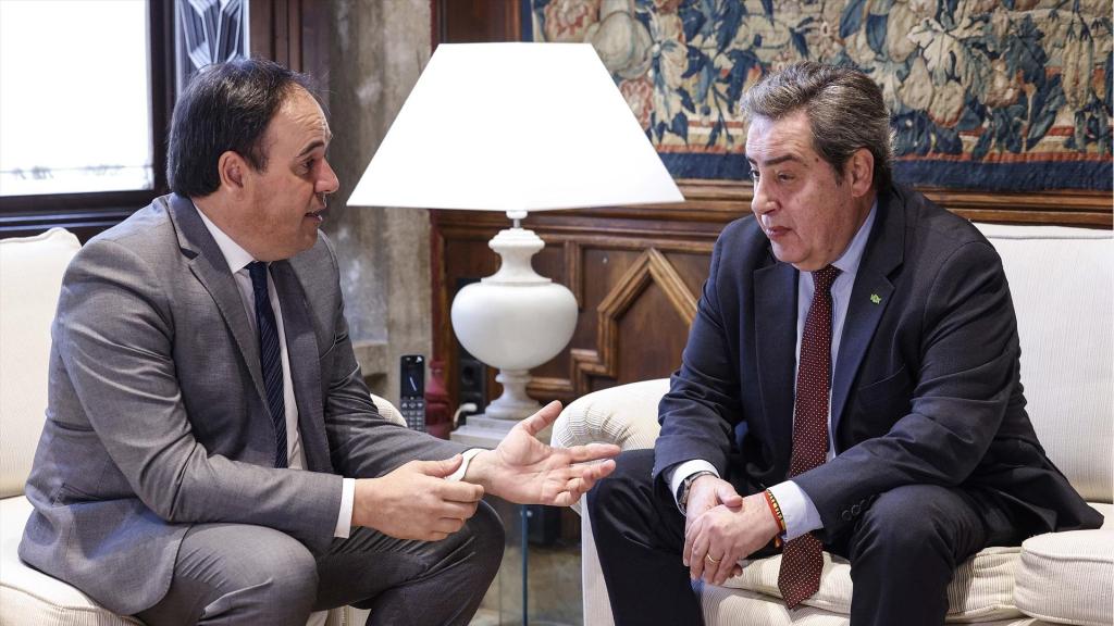 Juanfran Pérez Llorca y José María Llanos (portavoz de Vox en Les Corts) durante una reunión en el Palau. Rober Solsona / EP