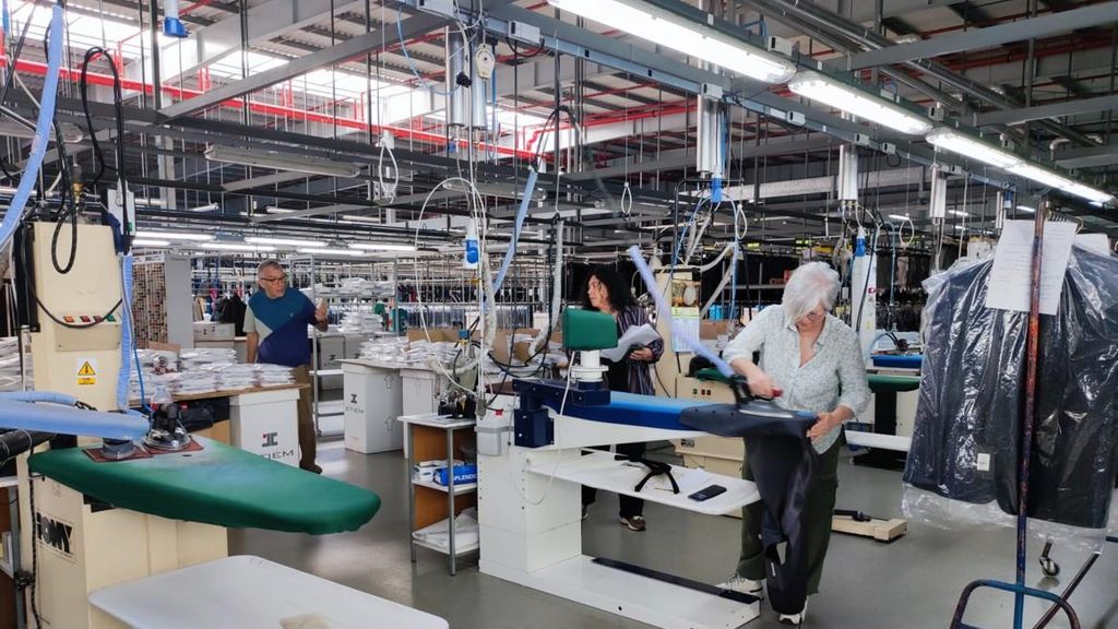 Zonas de planchado y almacenaje en la nave textil de Etiem.