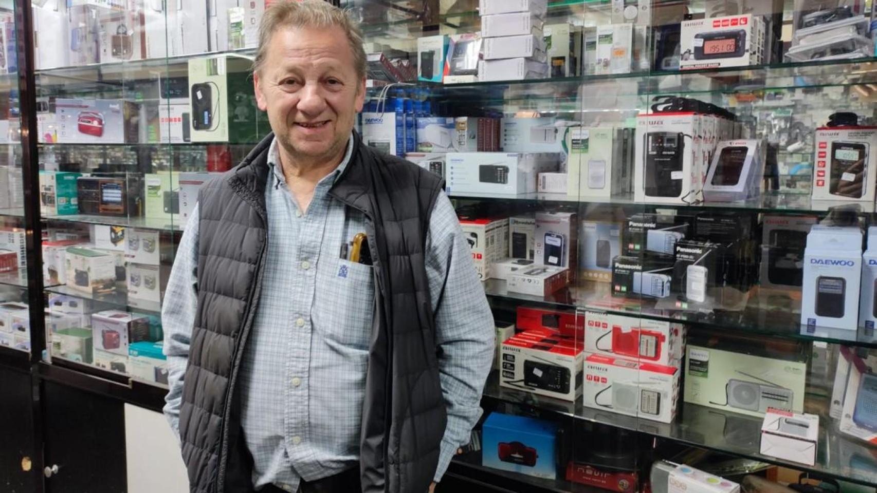 José Gajino, dueño del bazar electrónico Lagares, delante de radios y transistores.