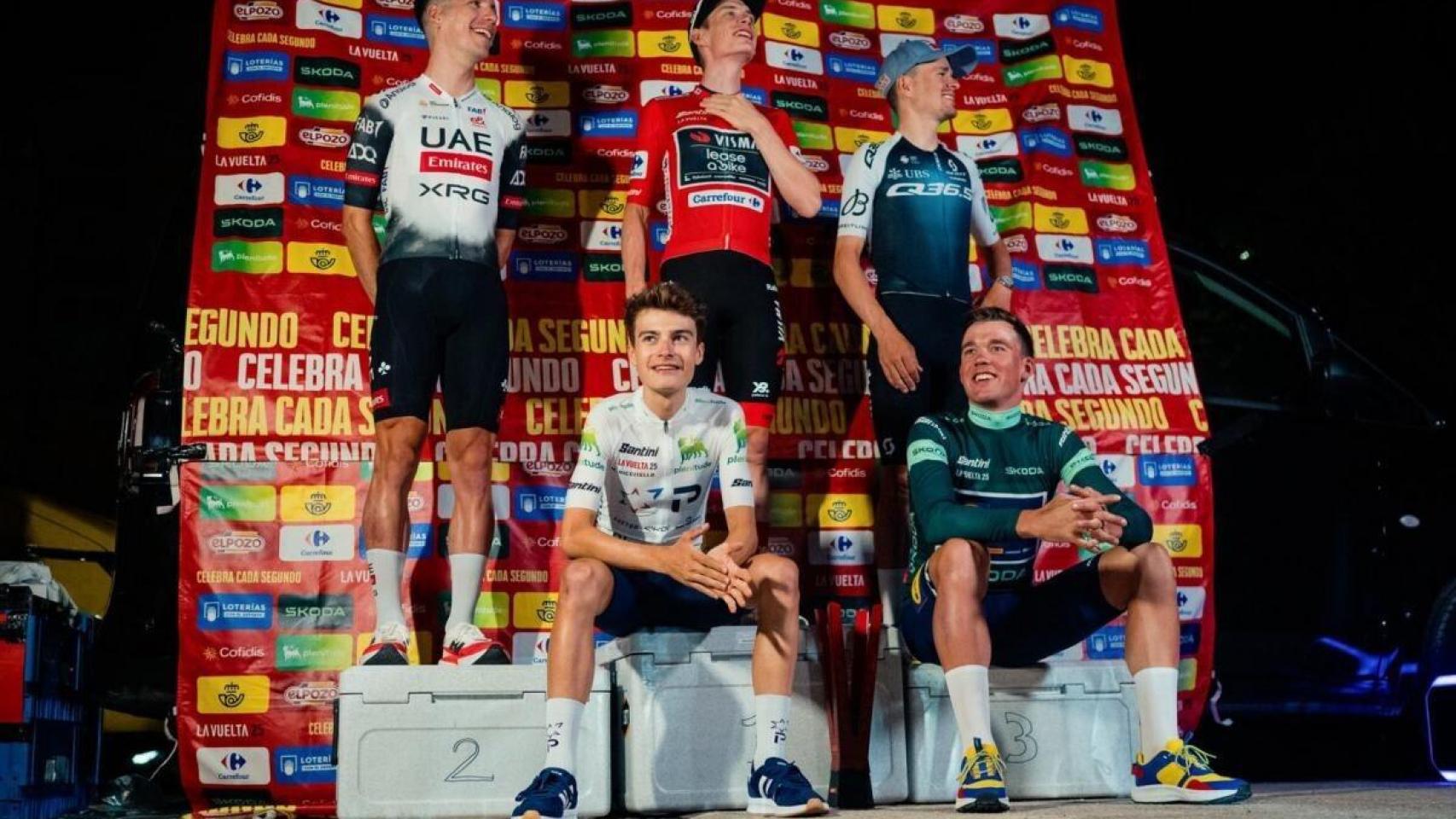 Tom Pidcock, arriba a la derecha de la imagen, en el improvisado podio de La Vuelta 2025.