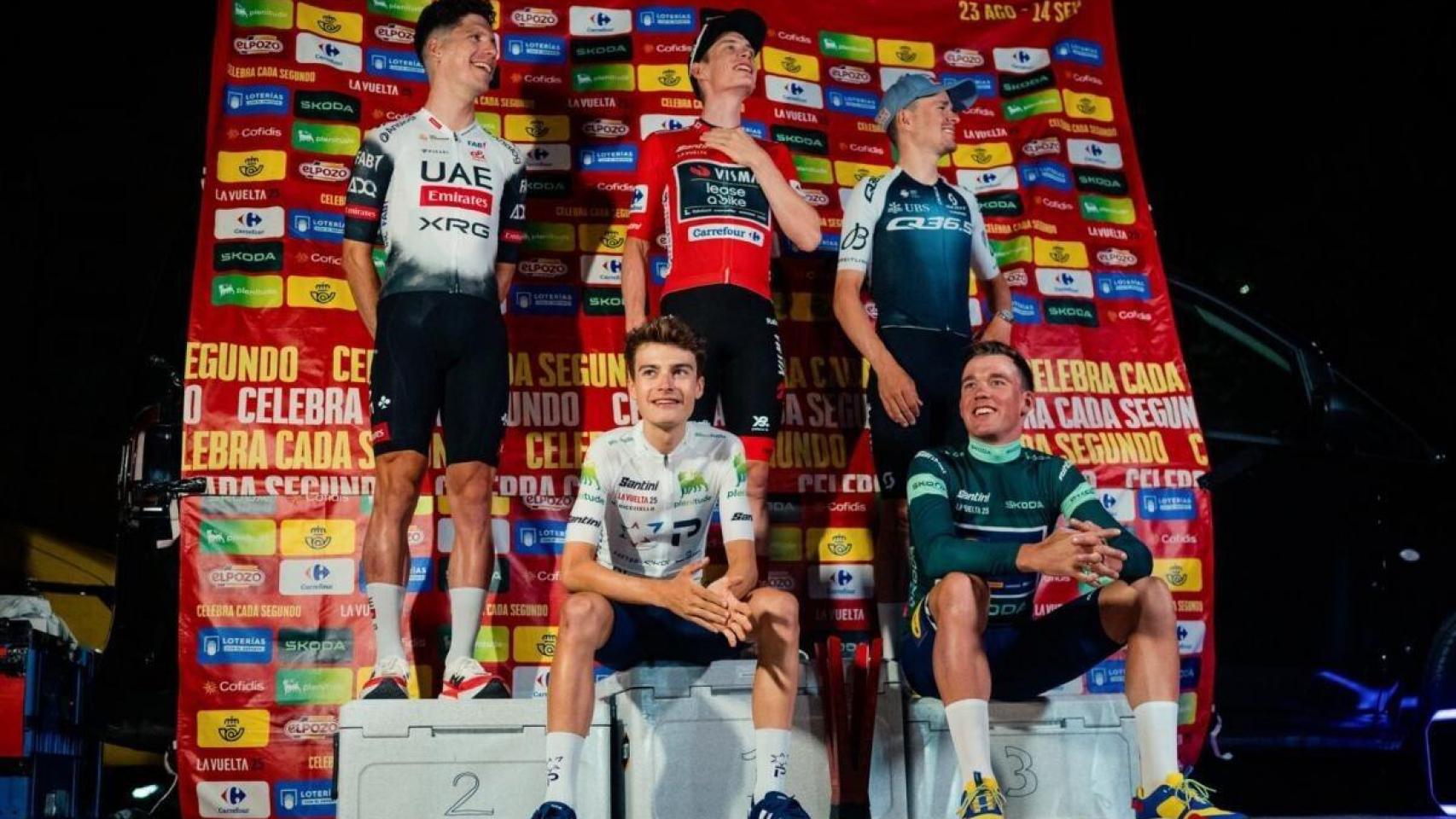 Tom Pidcock, arriba a la derecha de la imagen, en el improvisado podio de La Vuelta 2025.