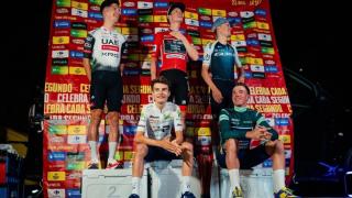 Tom Pidcock, arriba a la derecha de la imagen, en el improvisado podio de La Vuelta 2025.