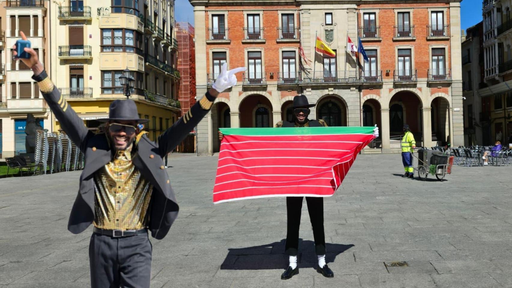 Emmanuel, el 'negro de Zamora' con la bandera provincial en un montaje en la Plaza Mayor de Zamora.