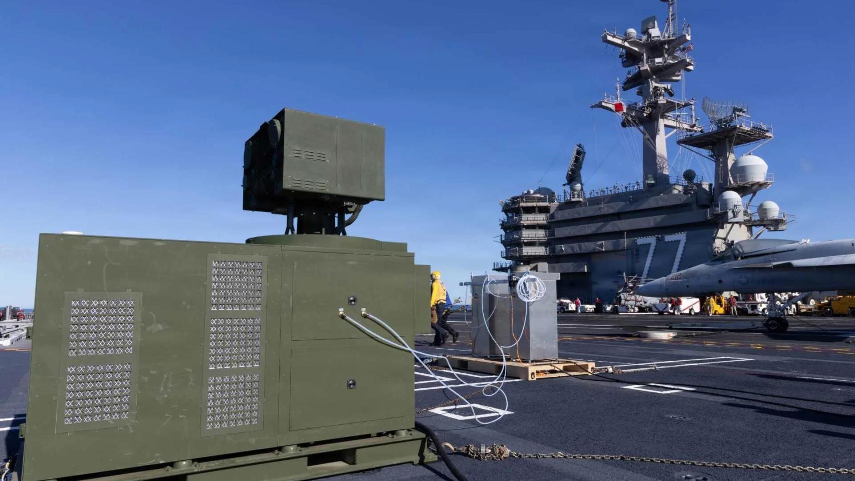 El sistema láser Locust a bordo del portaviones USS George H. W. Bush de EEUU