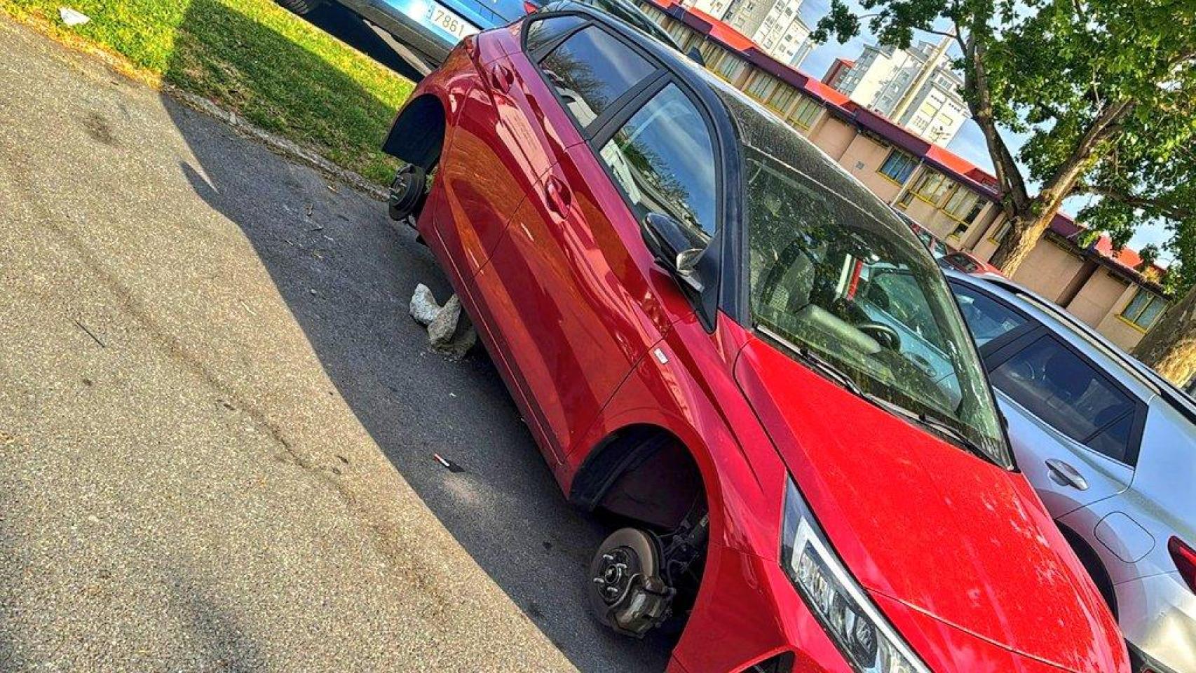 Un coche aparece sin ruedas en un parking de A Coruña