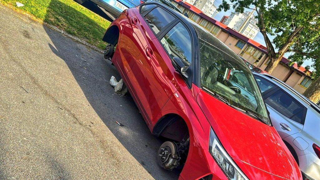 Un coche aparece sin ruedas en un parking de A Coruña