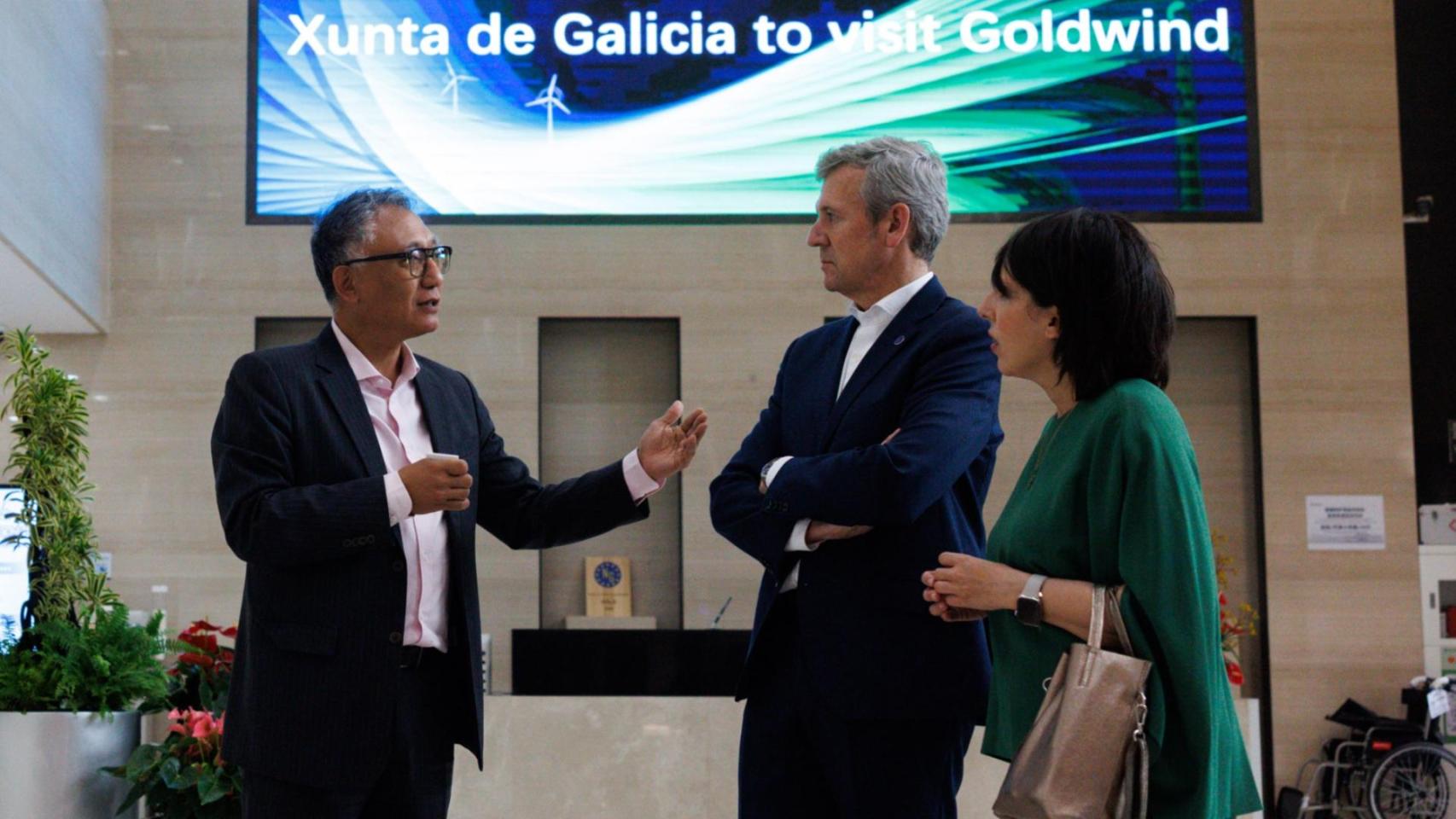 Alfonso Rueda y María Jesús Lorenzana durante su visita a Goldwind.