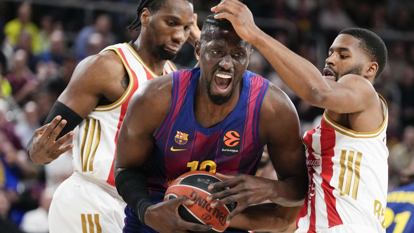 Youssoupha Fall, durante el partido ante Estrella Roja.
