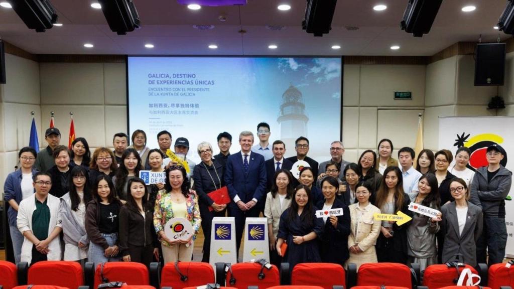 El presidente de la Xunta, Alfonso Rueda, en un encuentro con operadores turísticos chinos.
