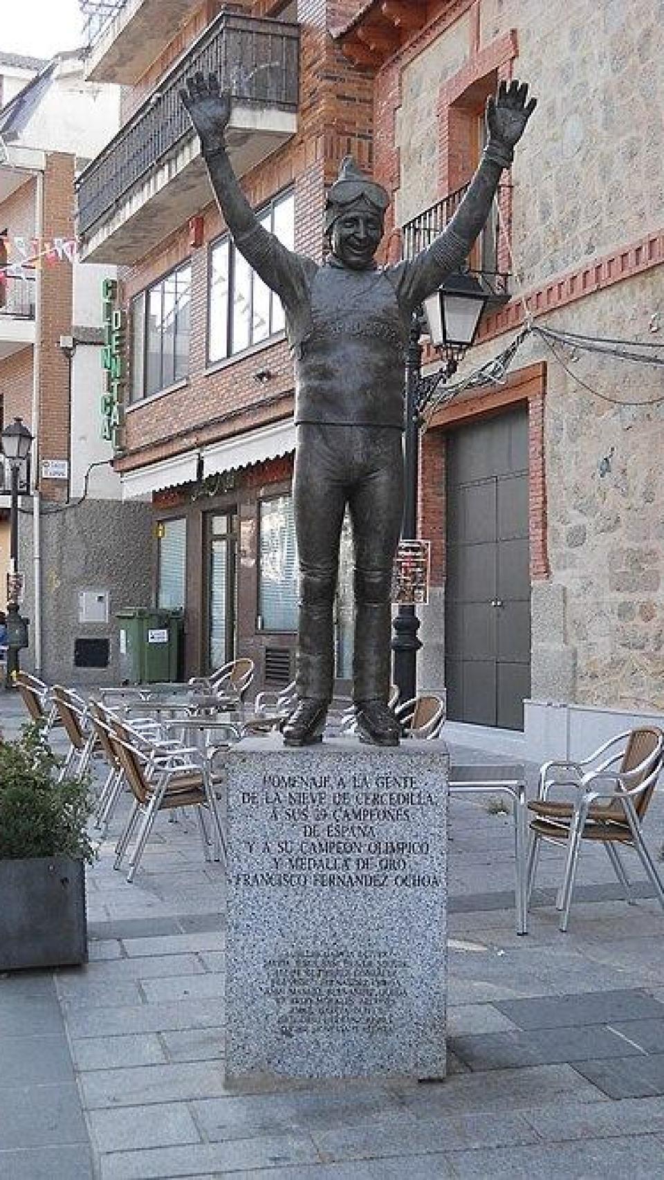 Monumento a Paco Fernández Ochoa en Cercedilla.