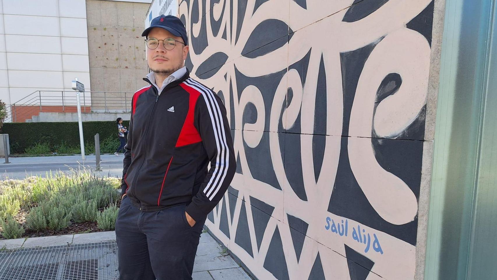 El artista zamorano, Saúl Alija, detrás una de sus últimas obras.
