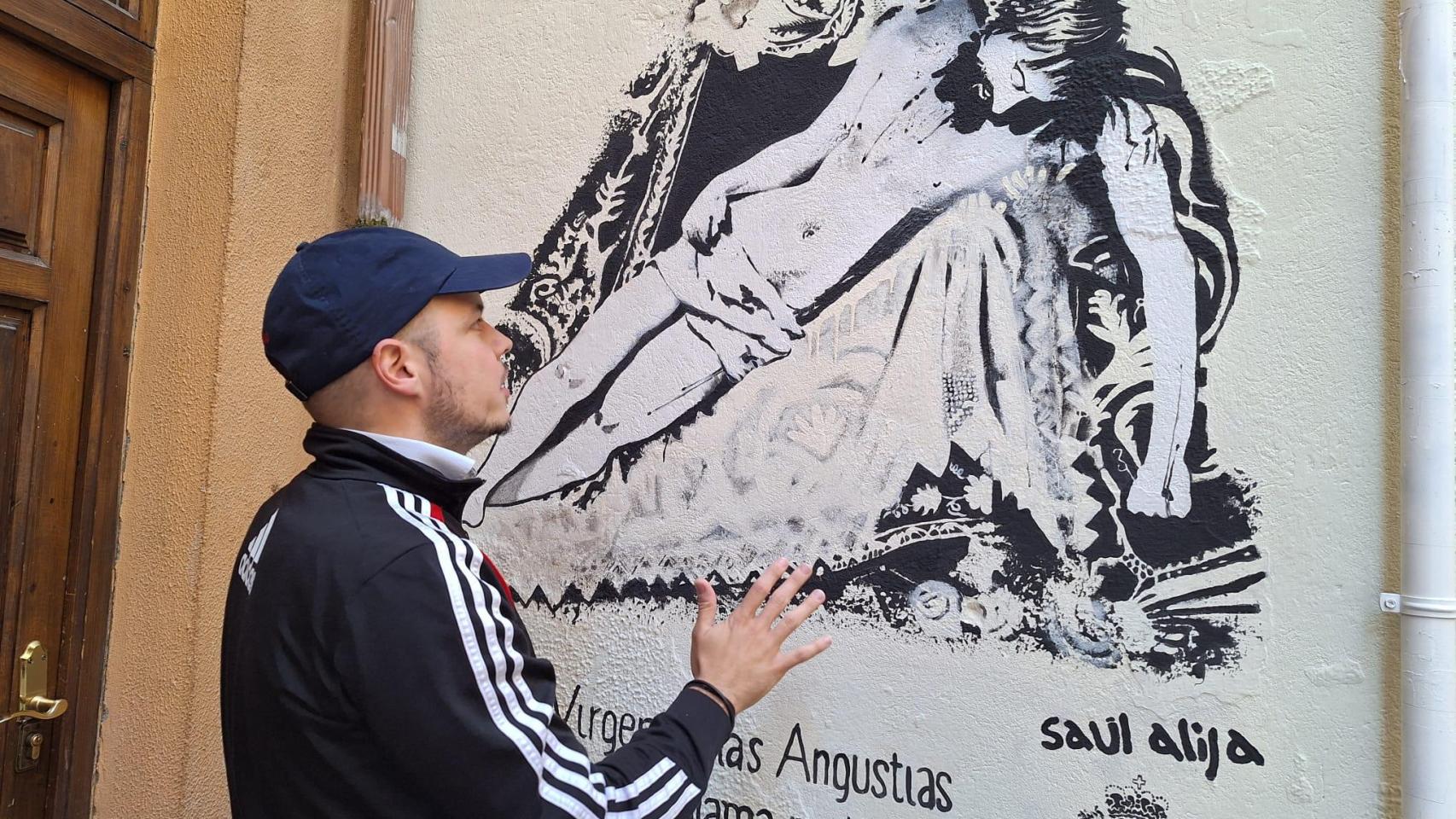 Saúl Alija con su obra de la Virgen de las Angustias de Zamora.