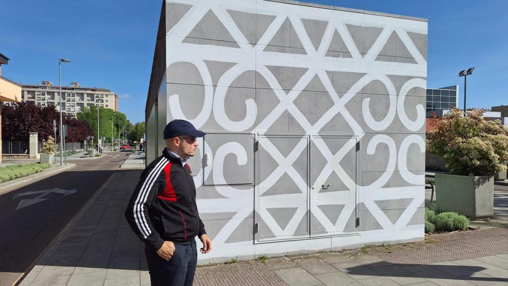 El artista zamorano, Saúl Alija con uno de sus murales en el Aparcamiento de Reyes Católicos.