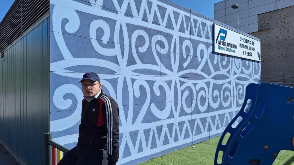 El artista zamorano, Saúl Alija con uno de sus murales del Aparcamiento de Reyes Católicos inspirado en los motivos de las Capas de Aliste.