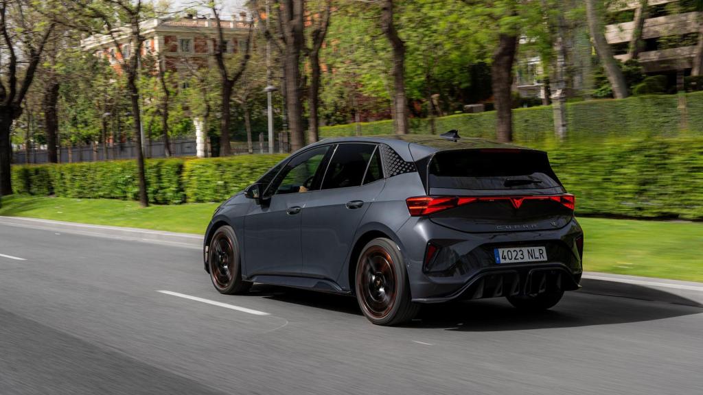 El nuevo Cupra Born cuenta con un difusor más prominente.