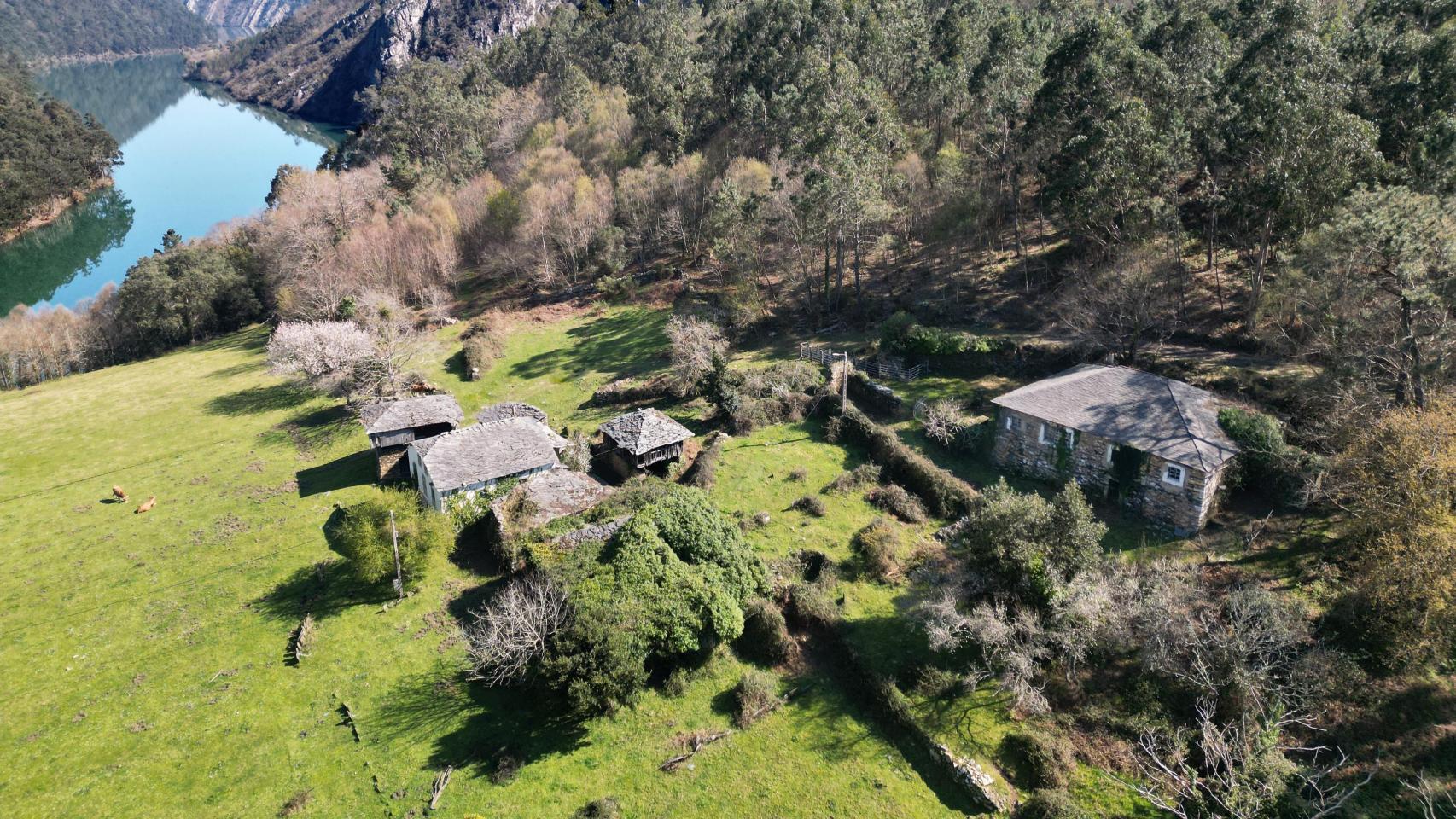 Vista panorámica de la aldea y el río