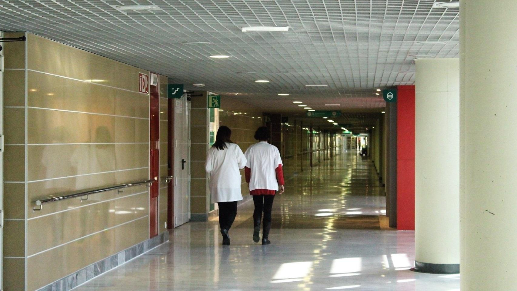 Foto de archivo de dos médicas jóvenes en el Hospital Son Espases de Mallorca.