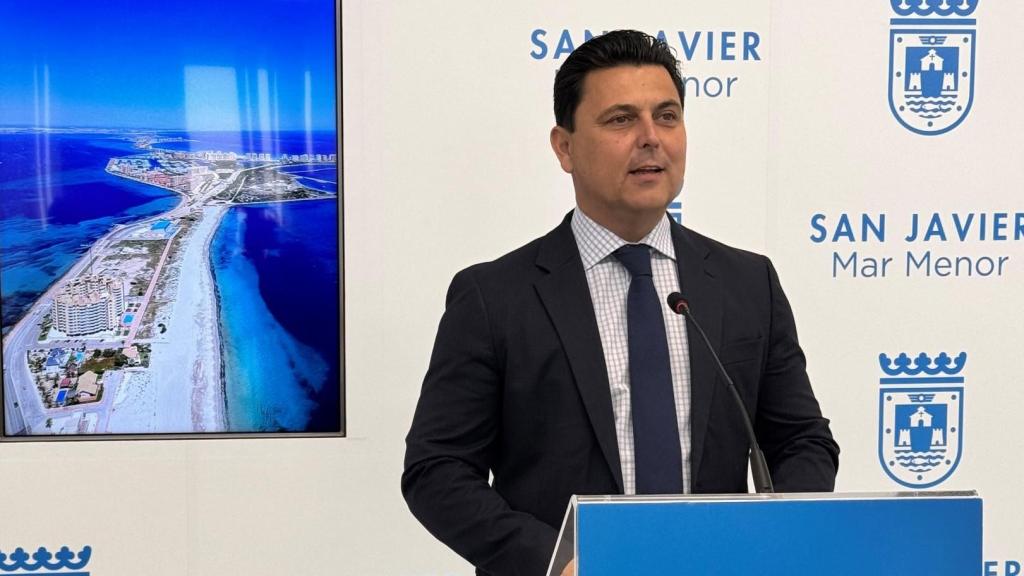 El alcalde de San Javier, este viernes, durante la rueda de prensa donde ha anunciado las medidas urbanísticas en La Manga.